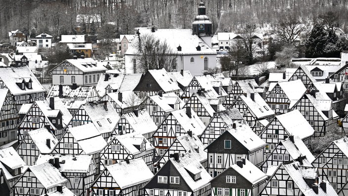 Schnee liegt auf den Dächern der historischen Altstadt.