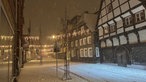 Von Lichterkretten erleutete und schneebedeckte Straßen im Kreis Höxter