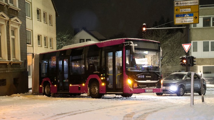 Ein Bus des Schienenersatzverkehrs steckt auf einer verschneiten Straße fest