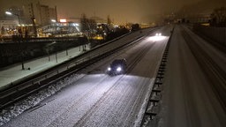 Verschneite Stadtautobahn in Siegen in der Nacht auf Freitag