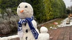 Ein Schneemann hat einen Schalke-Schal umgebunden