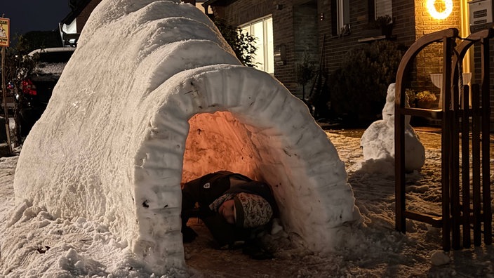 Das Iglu für die Kinder aus der Nachbarschaft in Süchteln-Vorst lädt auch am Abend zum Verweilen ein. 