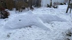 In Dortmund liegt ein Orca aus Schnee im Garten