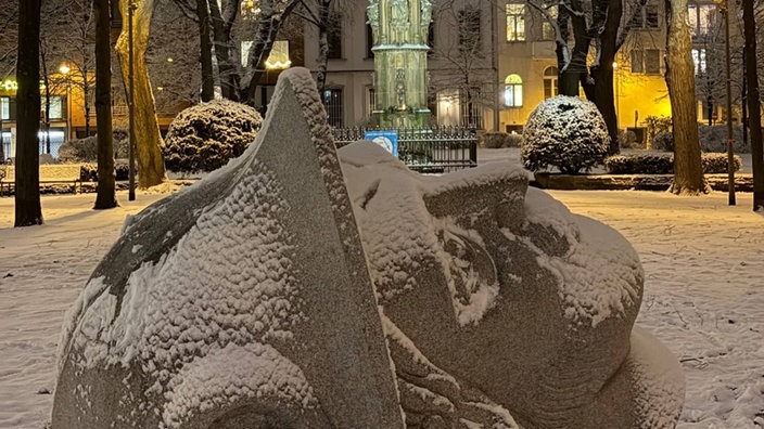 Schneebedeckte Skulptur in Köln