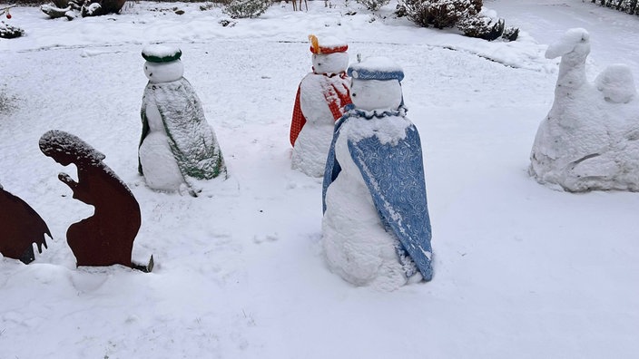 Schneemänner verkleidet als Die Heiligen Drei Könige