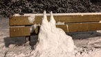 Der Kölner Dom als Schneefigur