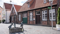 Brunnen vor Fachwerkhäusern in Schöppingen