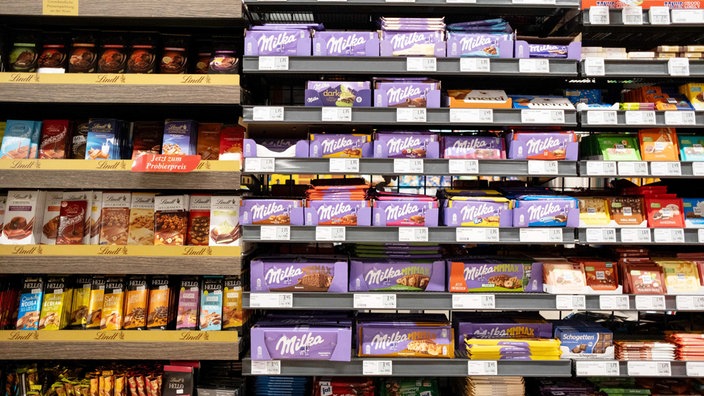 Ein Supermarktregal voller Schokoladentafeln. Auch Milka steht in diesem Regal
