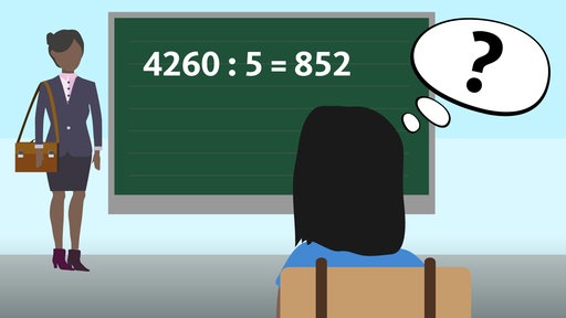Eine Lehrerin zeigt das Schriftliche Dividieren einer Schülerin an der Tafel 