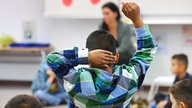 Schüler meldet sich im Unterricht