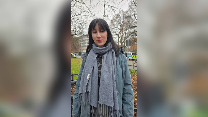 Portrait einer jungen Erwachsenen mit langen schwarzen Haaren