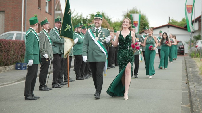 Tag 1 vom Schützenfest. Königin Carolin und König Markus marschieren durch Dahl