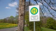 Schild einer Schulbushaltestelle in Gemeinde Reichshof