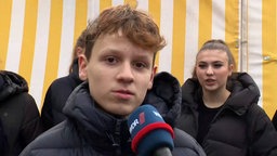 Jugendlicher mit verwuschelten hellbraunen Haaren