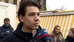 Jugendlicher mit kurzen dunkelbraunen Haaren