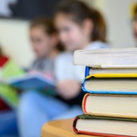 Für viele Familien ist die finanzielle Belastung durch die Schulausgaben ihrer Kinder nach Einschätzung der SPD zu hoch