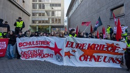 Essen: Menschen demonstrieren vor dem Burggymnasium gegen ein mögliches Wehrdienstgesetz