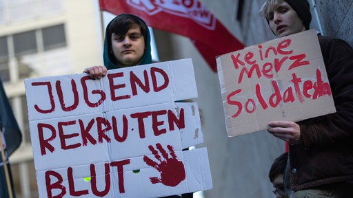 Zwei demonstrierende Schüler mit ihren Plakaten 