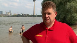Frank Zantis im Porträt am Rheinstrand in Düsseldorf