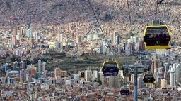 Gondeln der Seilbahn in La Paz, Bolivien, Südamerika