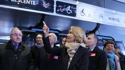 Regionalratspräsidentin Valerie Pecresse bei der Einweihung der neuen Seilbahn in einem Pariser Außenbezirk