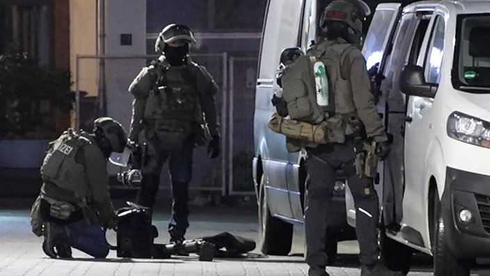 Mitglieder eines Spezialeinsatzkommandos sind im Einsatz