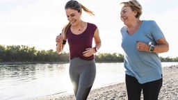 Mutter und Tochter joggen gemeinsam