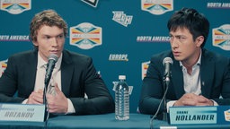 Connor Storrie und Hudson Williams in einer Szene aus der Serie "Heated Rivalry."