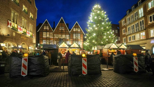 Ein Weihnachtsmarkt mit Pollern zur Sicherheit