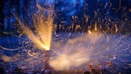 Böller explodieren auf der Straße