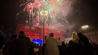 Menschen schauen sich Silvesterfeuerwerk im Ruhrgebiet an.