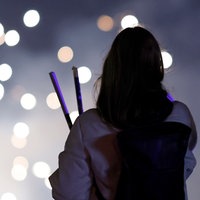 Eine Person schaut sich Silvester-Raketen an