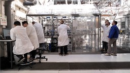 Das Bild zeigt Mitarbeiter des Dortmunder Start-up Simplyfined bei der Arbeit.