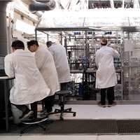 Das Bild zeigt Mitarbeiter des Dortmunder Start-up Simplyfined bei der Arbeit.