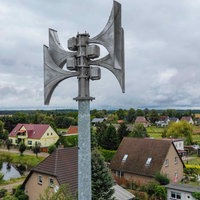 Petersdorf: Eine Sirene ist über dem Dorf zu sehen