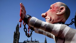Mai, 2024: Der deutsche Karnevalswagenbauer Jacques Tilly mit seinem Putin-Wagen während einer Protestaktion vor dem Internationalen Gerichtshof in Den Haag.