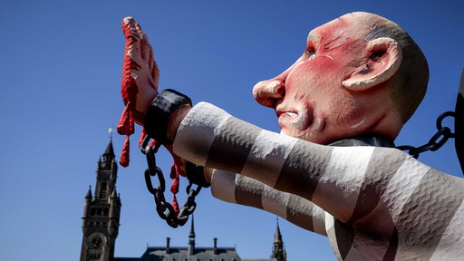 Mai, 2024: Der deutsche Karnevalswagenbauer Jacques Tilly mit seinem Putin-Wagen während einer Protestaktion vor dem Internationalen Gerichtshof in Den Haag.