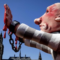 Mai, 2024: Der deutsche Karnevalswagenbauer Jacques Tilly mit seinem Putin-Wagen während einer Protestaktion vor dem Internationalen Gerichtshof in Den Haag.