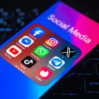 Auf einem Smartphone ist ein Ordner mit unterschiedlichen Apps geöffnet.