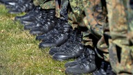 Soldaten stehen in einer Reihe