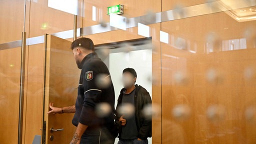 Angeklagter Issa Al H kommt am Gericht in Düsseldorf an