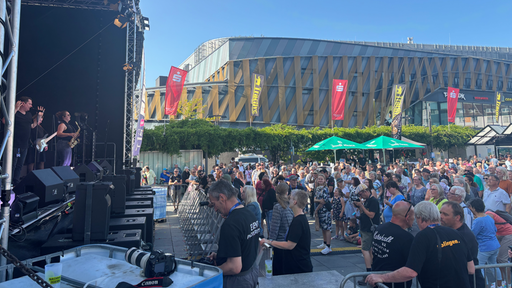 Vor der Bühne beim Solinger Sommerfest stehen viele Menschen