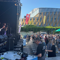 Vor der Bühne beim Solinger Sommerfest stehen viele Menschen
