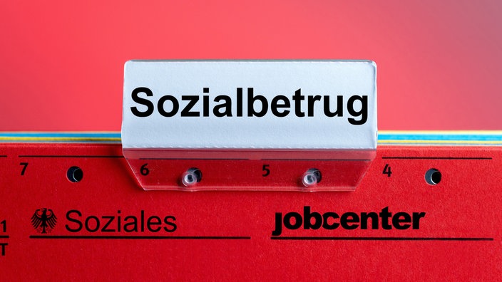 Roter Hängeregister mit der Aufschrift "Sozialbetrug"