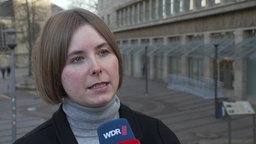 Eine junge Frau im Interview