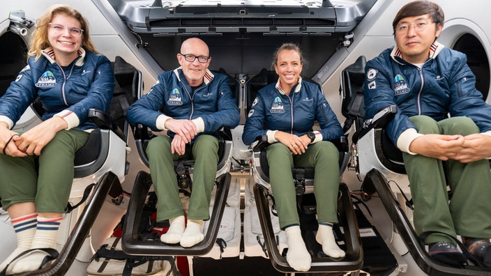 paceX-Crew für die Mission «Fram2», wie sie in den USA trainiert. Die vorgesehenen Raumfahrer Rabea Rogge, Eric Philips, Jannicke Mikkelsen und Chun Wang üben in einer Dragon·-Kapsel von SpaceX.