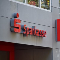 Firmenlogo und Schriftzug an einem Sparkassengebäude