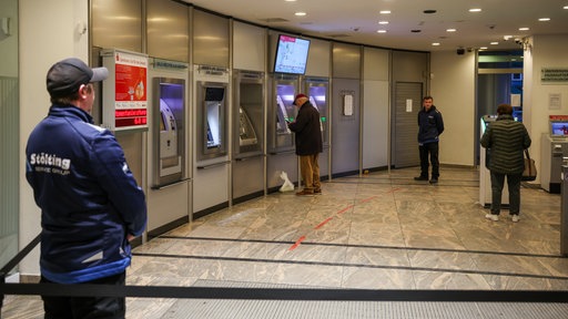 Sparkasse Gelsenkirchen-Buer öffnet nach Einbruch SB-Bereich