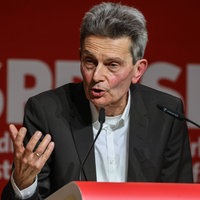  Rolf Mützenich, Vorsitzender der SPD-Bundestagsfraktion, am Rednerpult