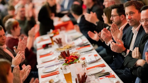 Archivbild: Lars Klingbeil (r), Bundesvorsitzender der SPD, sitzt beim politischen Aschermittwoch seiner Partei im Waldrestaurant Freischütz.
